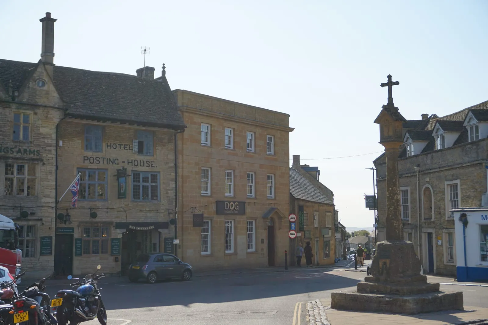 The medieval market cross and the old Kings Arms posting house in the square at Stow on the Wold